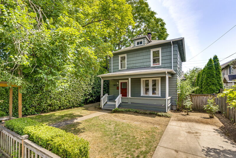 8052 NE Couch St in Portland, OR - Building Photo