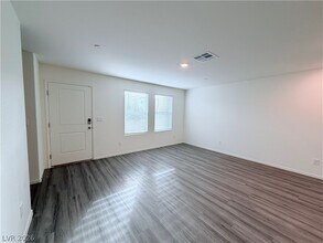 9332 Serene Hbr St in Las Vegas, NV - Building Photo - Building Photo