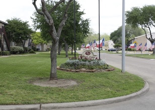 The Life at Forest View in Clute, TX - Building Photo - Building Photo