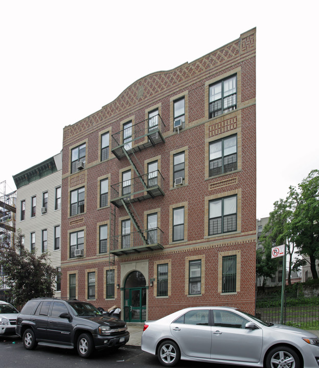 214 Macdougal Street in Brooklyn, NY - Building Photo