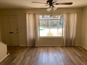 2985 Mendoza Dr in Costa Mesa, CA - Foto de edificio - Building Photo