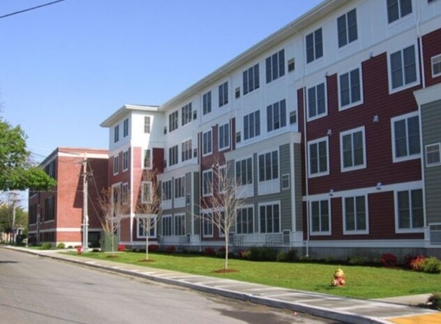 Brown School Residences in Peabody, MA - Foto de edificio - Building Photo