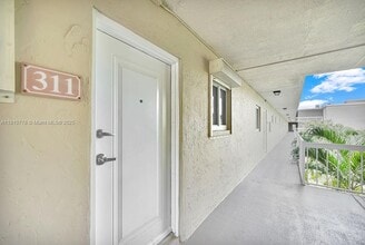 7720 Camino Real in Miami, FL - Building Photo - Building Photo
