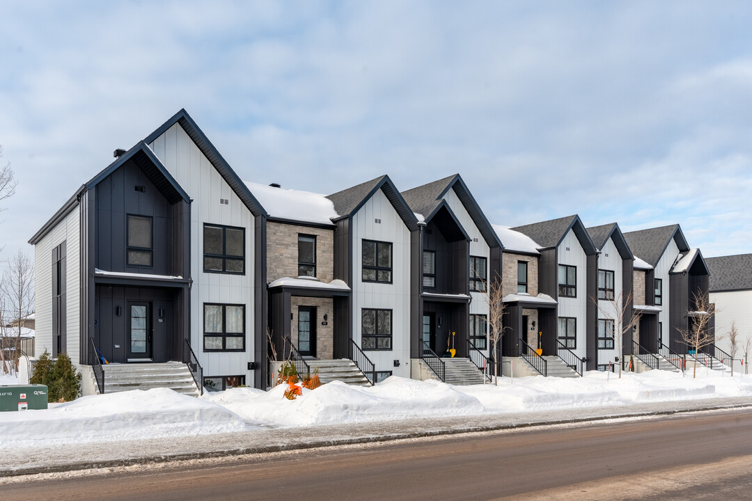 717 Des Grands-Jardins St in Lévis, QC - Building Photo