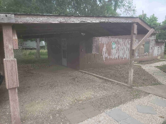 446 Co Rd 90B in Gonzales, TX - Building Photo - Building Photo