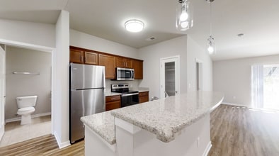 738 Cedar Bluffs Dr in Slinger, WI - Foto de edificio - Building Photo