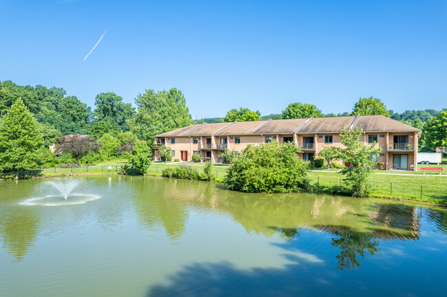 Whiteland West Apartments in Exton, PA - Foto de edificio - Building Photo