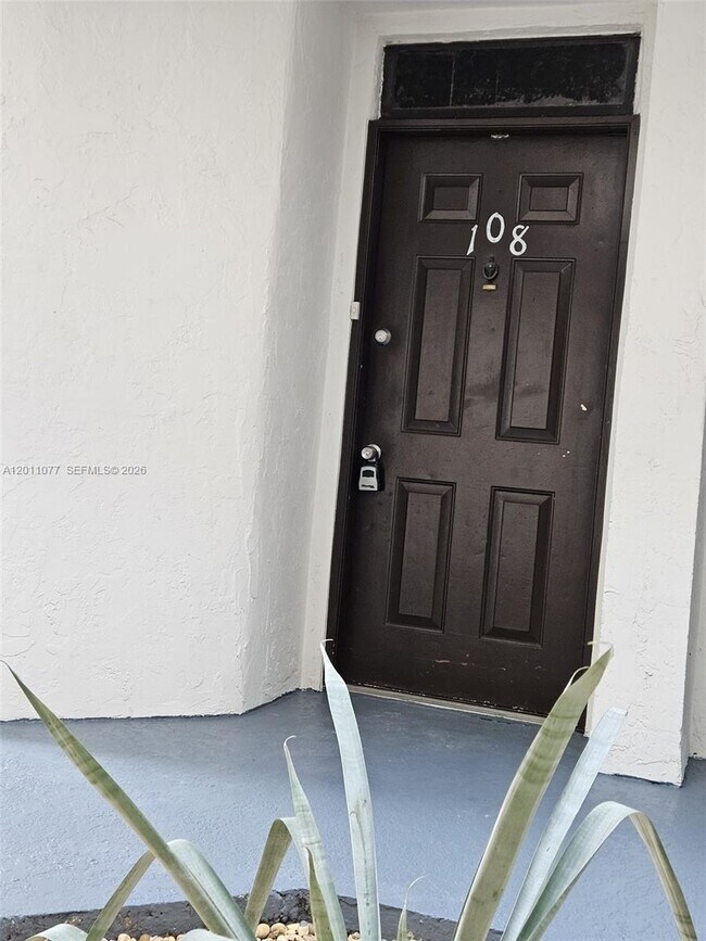 211 Lake Pointe Dr in Oakland Park, FL - Building Photo - Building Photo
