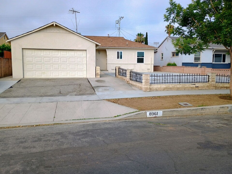 8961 Woodale Ave in Los Angeles, CA - Building Photo