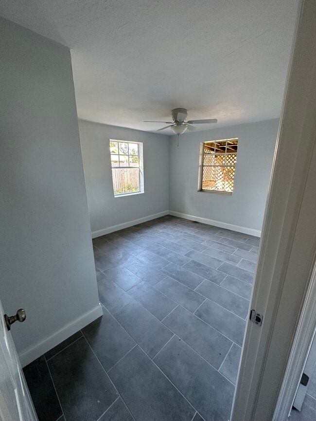 148 Holland Rd in Ormond Beach, FL - Foto de edificio - Building Photo