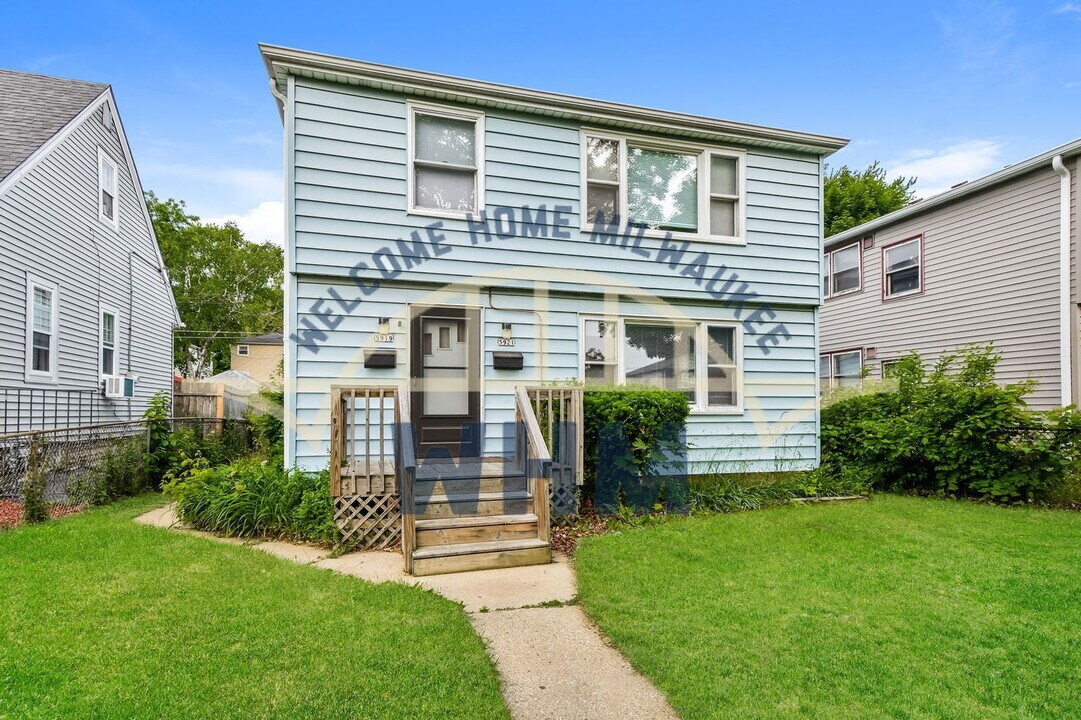 5919 N 69th St in Milwaukee, WI - Building Photo
