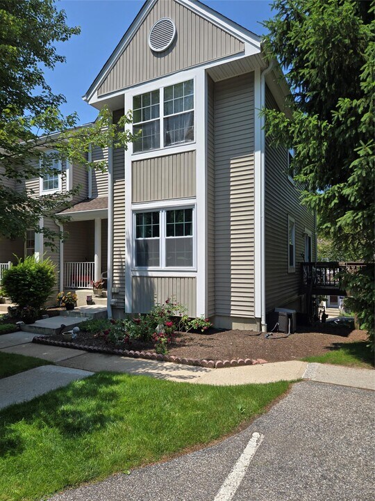 29 Stone Creek Ln in Briarcliff Manor, NY - Building Photo