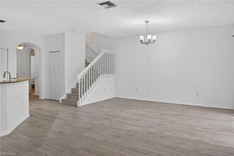 7054 Ambrosia Ln in Naples, FL - Foto de edificio - Building Photo