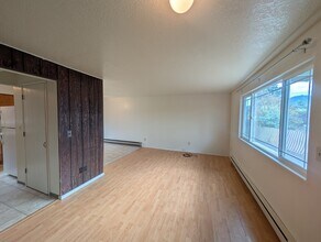 84 SE Grape Ave in Winston, OR - Building Photo - Building Photo