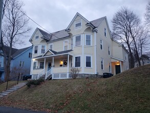 168 Appleton Ave, Unit #2 in Pittsfield, MA - Foto de edificio - Building Photo