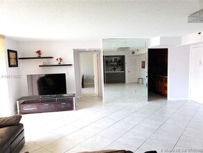 17500 N Bay Rd-Unit -S602 in Sunny Isles Beach, FL - Building Photo - Building Photo