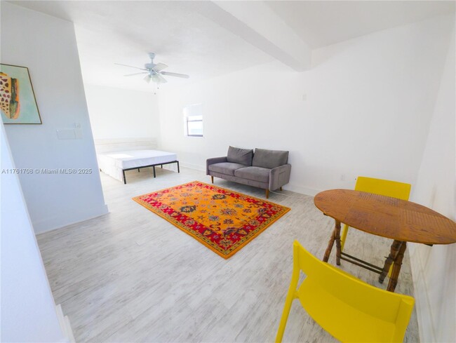 74560 Overseas Hwy in Islamorada, FL - Foto de edificio - Building Photo