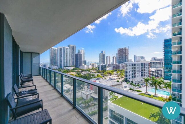 121 NE 34th St in Miami, FL - Building Photo - Building Photo