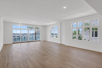 176 Lake Dr in Palm Beach Shores, FL - Building Photo - Building Photo