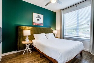 2425 E Riverside Dr in Austin, TX - Building Photo