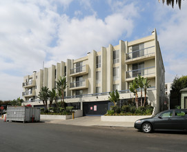 Venice-Barry Apartments in Los Angeles, CA - Building Photo - Building Photo