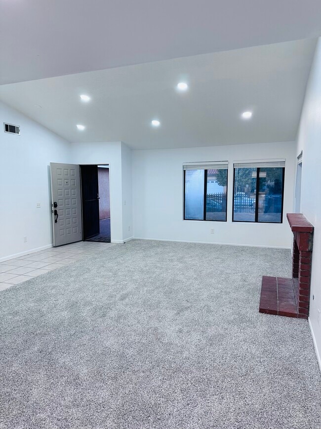 350 Sunrise Ter in Palmdale, CA - Building Photo - Building Photo