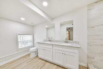 706 Azalea St in Lake Jackson, TX - Foto de edificio - Building Photo