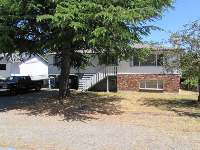 3250 Uplands Dr in Nanaimo, BC - Building Photo - Building Photo