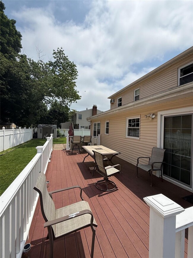 7 Ronald Ave in Hicksville, NY - Building Photo - Building Photo