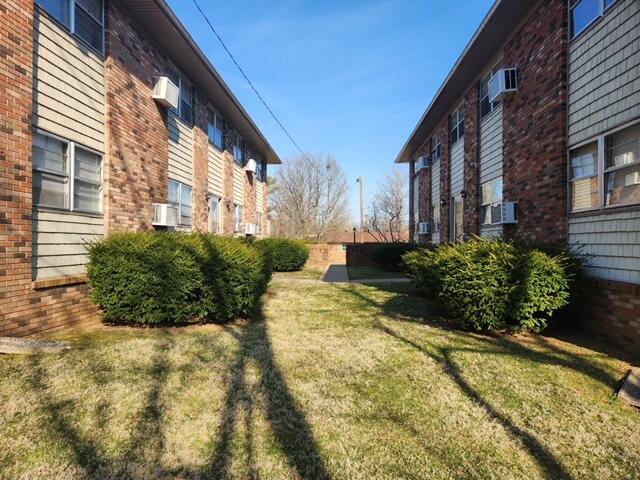 103 Bourbon Hills Dr in Paris, KY - Foto de edificio