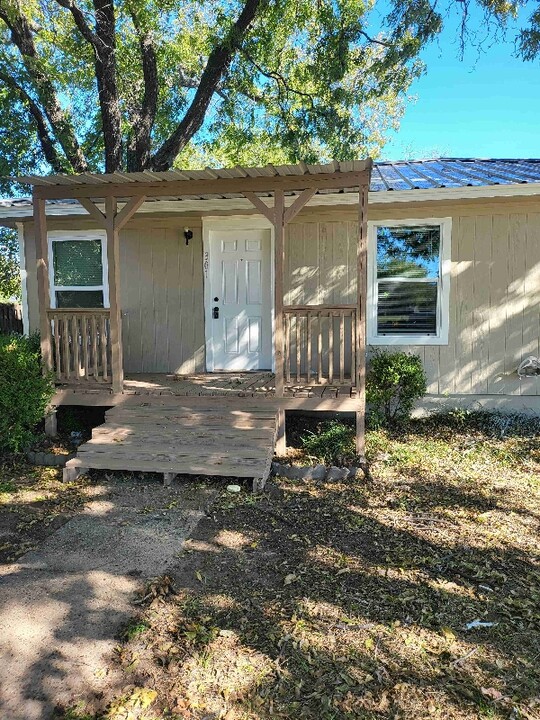 301 Orchard St in Bowie, TX - Building Photo