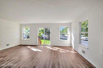 6 Esplanade Way in Berkeley Township, NJ - Building Photo - Building Photo