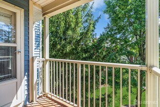 260 Crosspointe Dr in East Brunswick, NJ - Building Photo - Building Photo