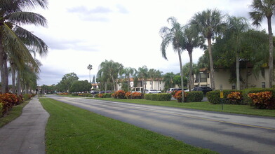 7257 Golf Colony Ct-Unit -203 in Greenacres, FL - Foto de edificio - Building Photo