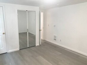 1105 E 18th St-Unit -1 in Los Angeles, CA - Building Photo - Building Photo