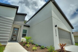 3310 Traverse Ave in North Port, FL - Building Photo - Building Photo