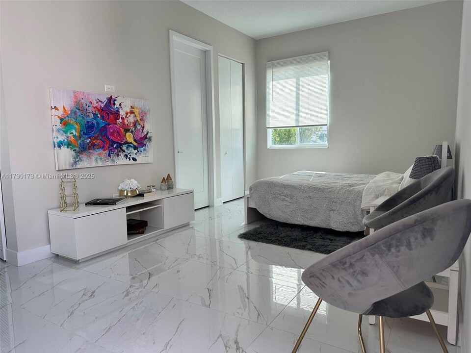 10410 NW 67th St in Doral, FL - Building Photo