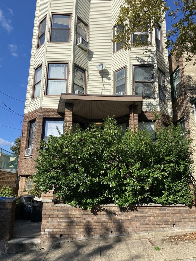 138 Leonard St-Unit -2R in Jersey City, NJ - Building Photo - Building Photo