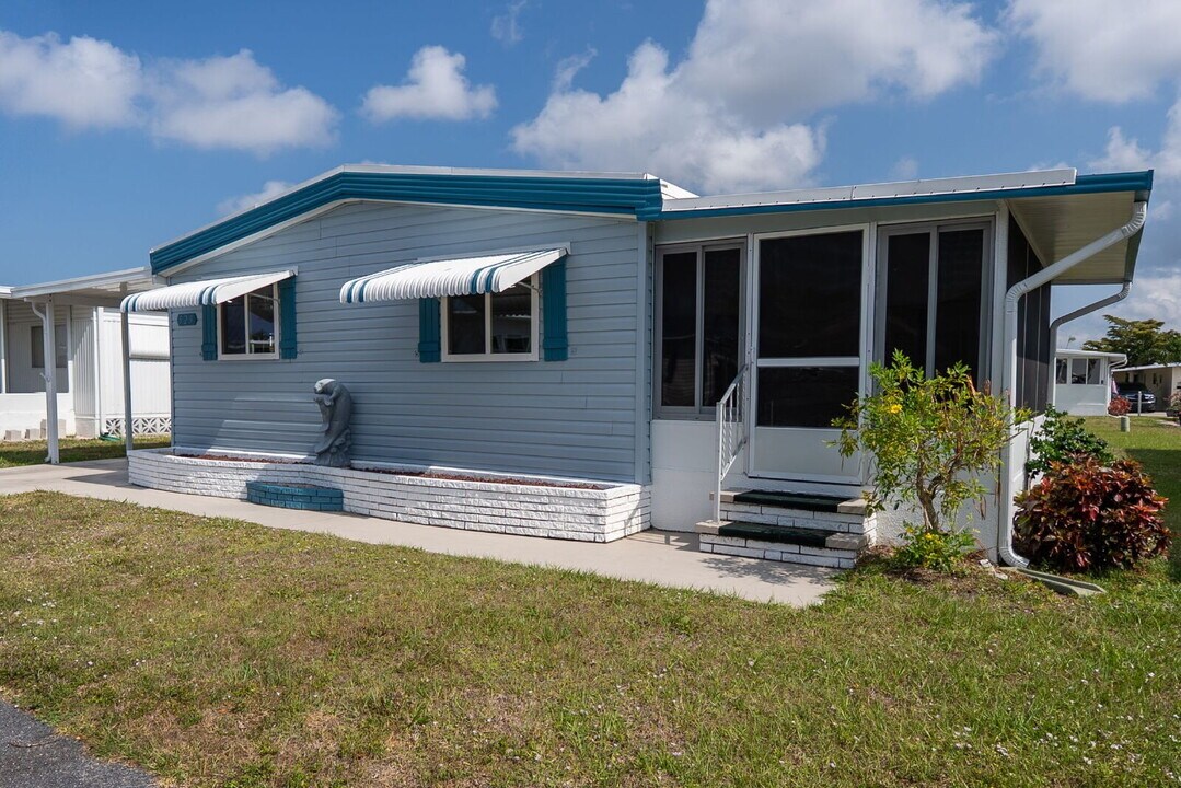 529 Cervina Dr S in Venice, FL - Building Photo