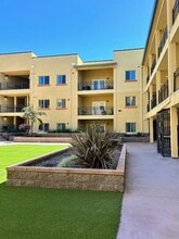 Ocean Street Apartments in Santa Cruz, CA - Foto de edificio - Building Photo