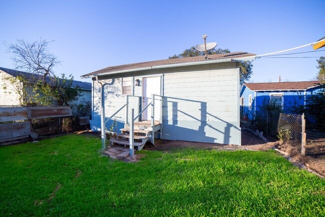 property at 611 Rochambeau St