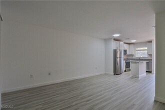 11931 Palm Bay Court in Bonita Springs, FL - Foto de edificio - Building Photo
