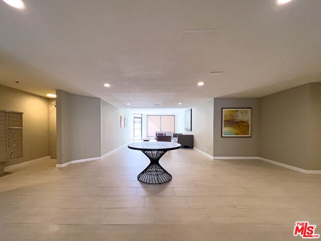 935 Westbourne Dr in West Hollywood, CA - Building Photo - Building Photo