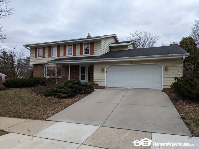 8861 Greenhill Ln in Greendale, WI - Building Photo - Building Photo