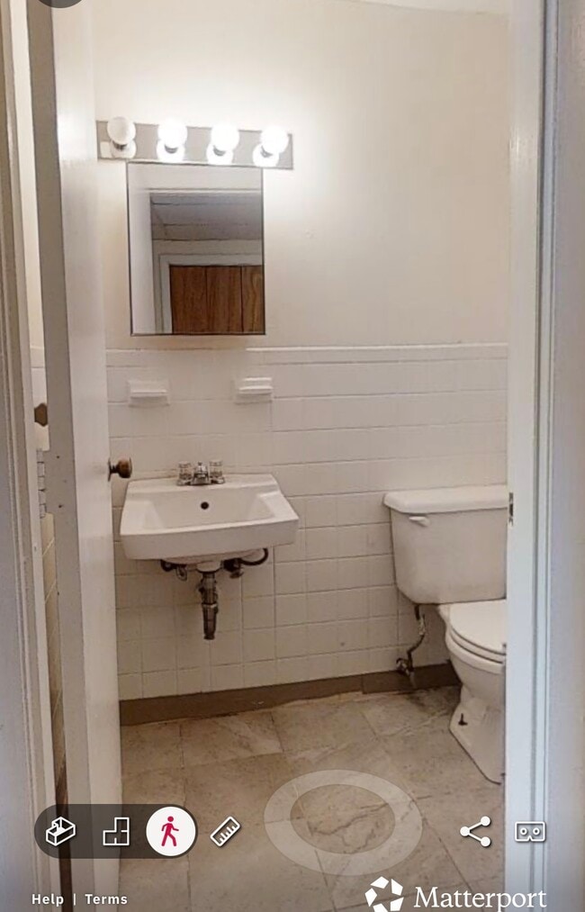 1148 Commonwealth Ave, Unit 1 in Allston, MA - Foto de edificio - Building Photo