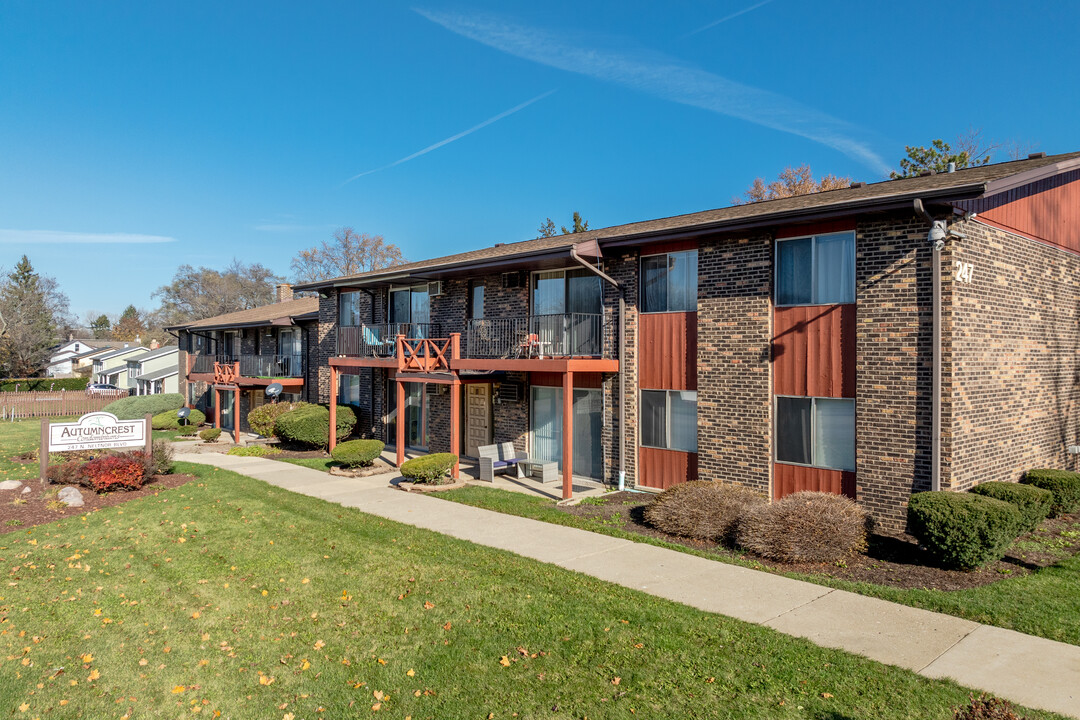 Autumn Crest in West Chicago, IL - Building Photo