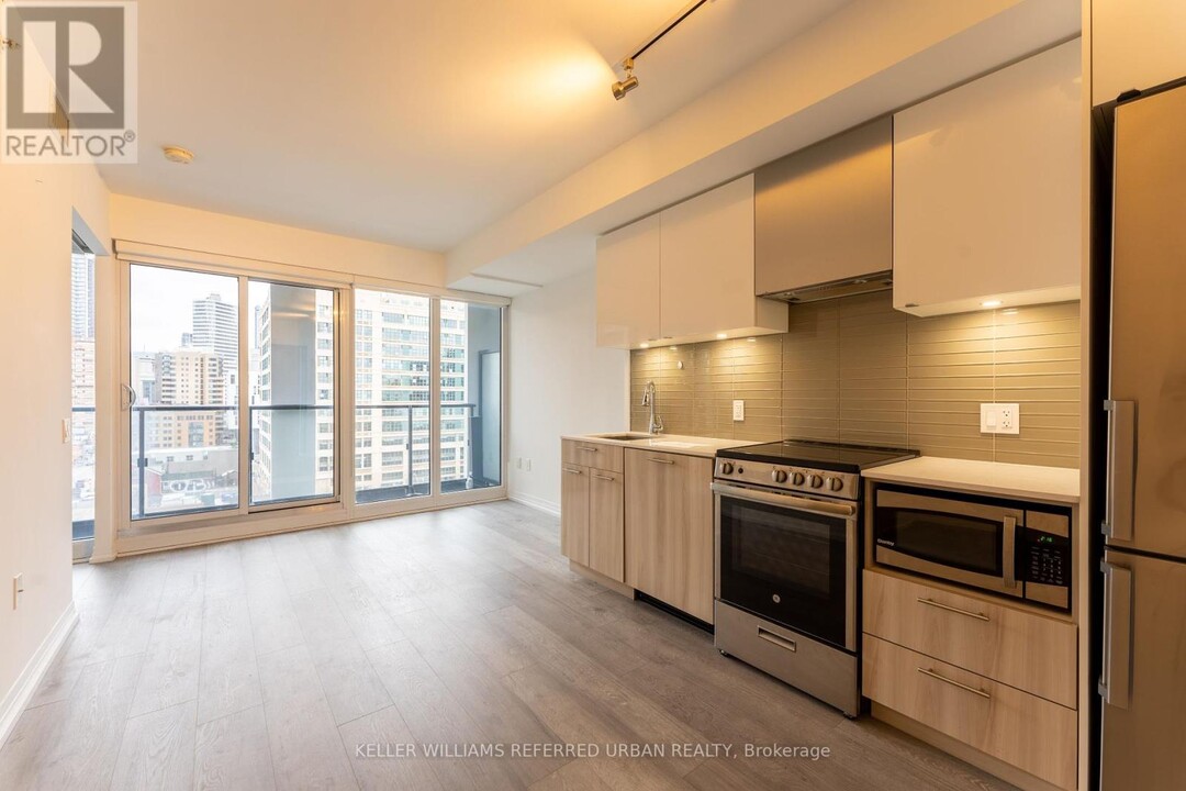 251-251 Jarvis St in Toronto, ON - Building Photo