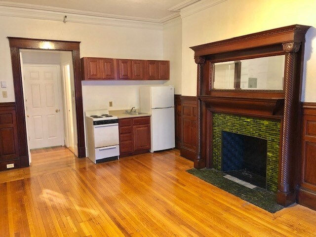 1077 Beacon St, Unit 2 in Brookline, MA - Foto de edificio - Building Photo