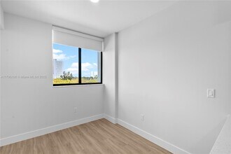 1559 NW 15th Street Rd, Unit 303 in Miami, FL - Building Photo - Building Photo