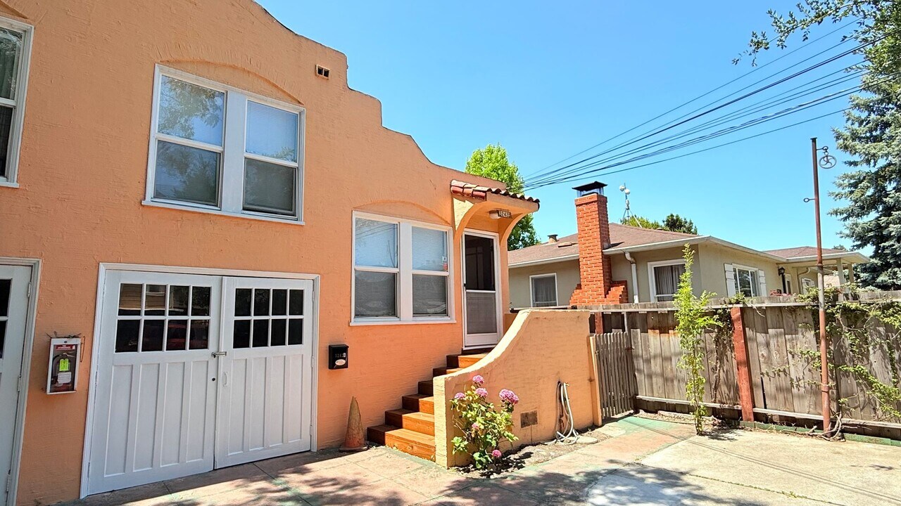 3242 Briggs Ave in Alameda, CA - Building Photo
